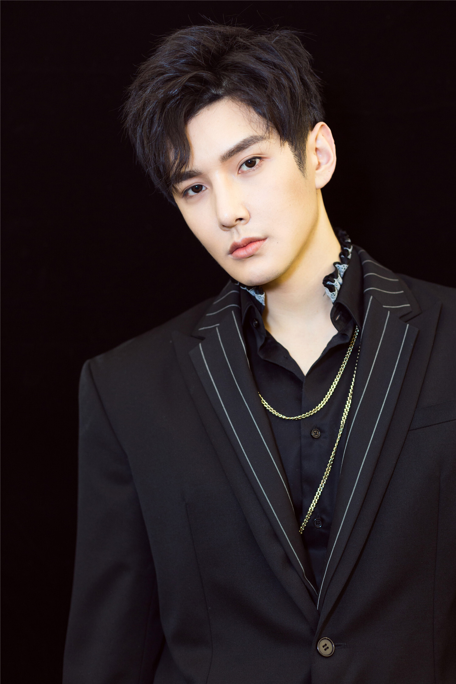 俊朗面容配上温暖笑容,更是撩人心扉.