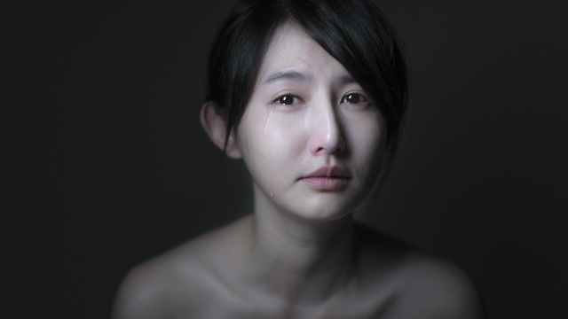 他拍下500个女孩落泪的瞬间美得心都碎了