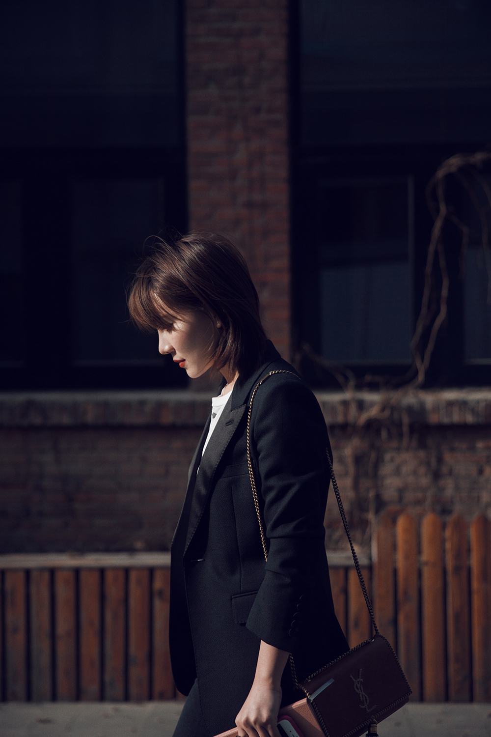 蓉卓春日写真玩转优雅ol风 复古红唇气场十足