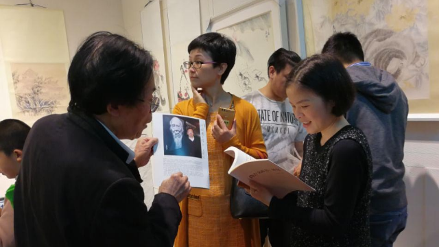 齐白石曾孙女齐驸博士教小朋友画蟹