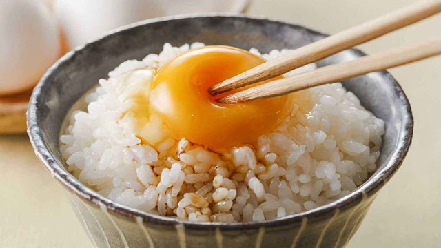 鸡蛋这样生吃既营养又美味真是大补啊一点腥味都没有