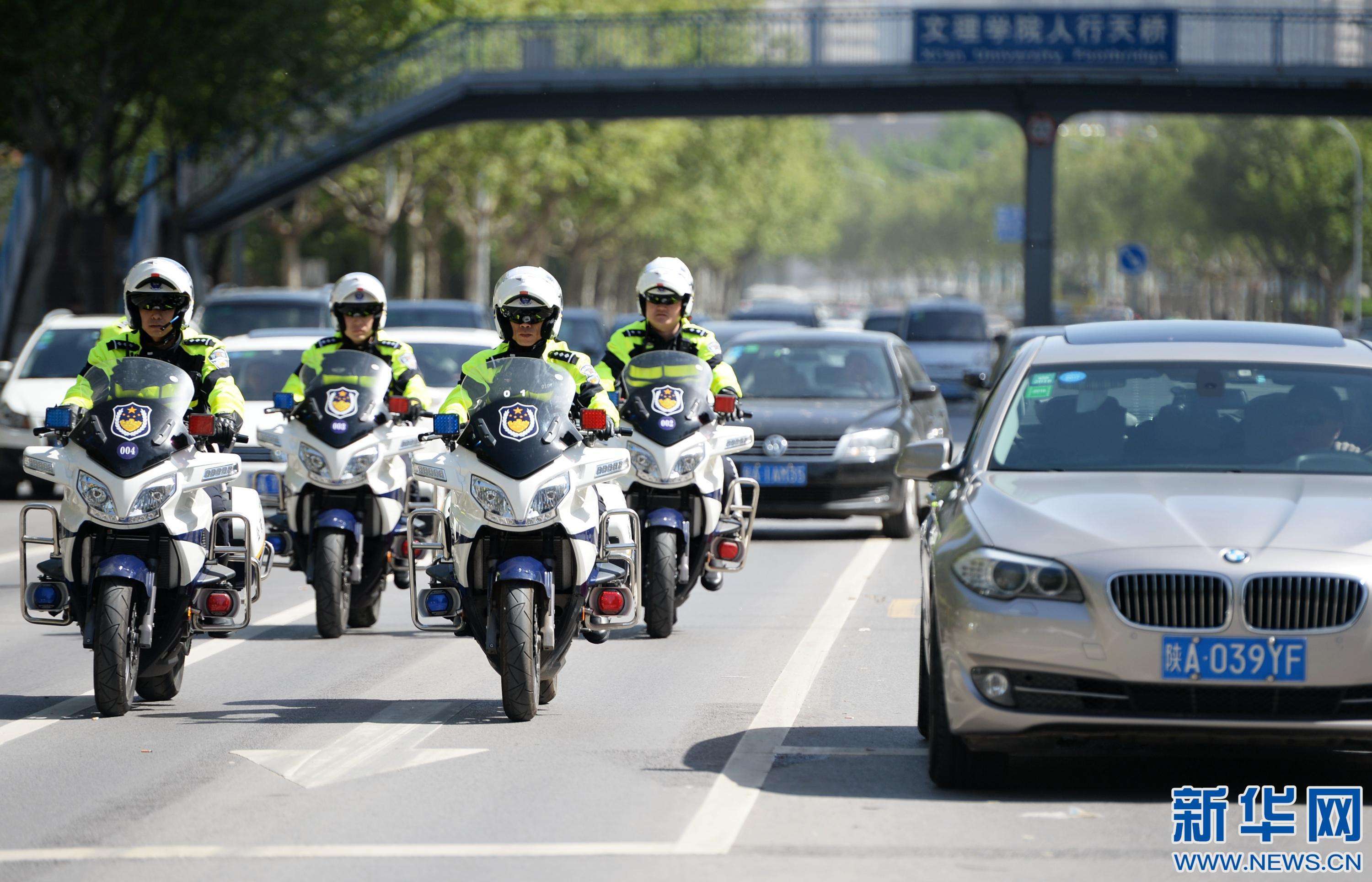 交通警察为什么要穿专业的骑行服?_凤凰网体育_凤凰网