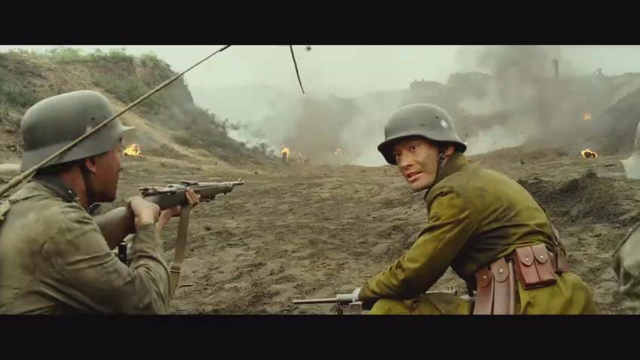 黄晓明与佟大为组成敢死队,与日军的作战中冲锋陷阵