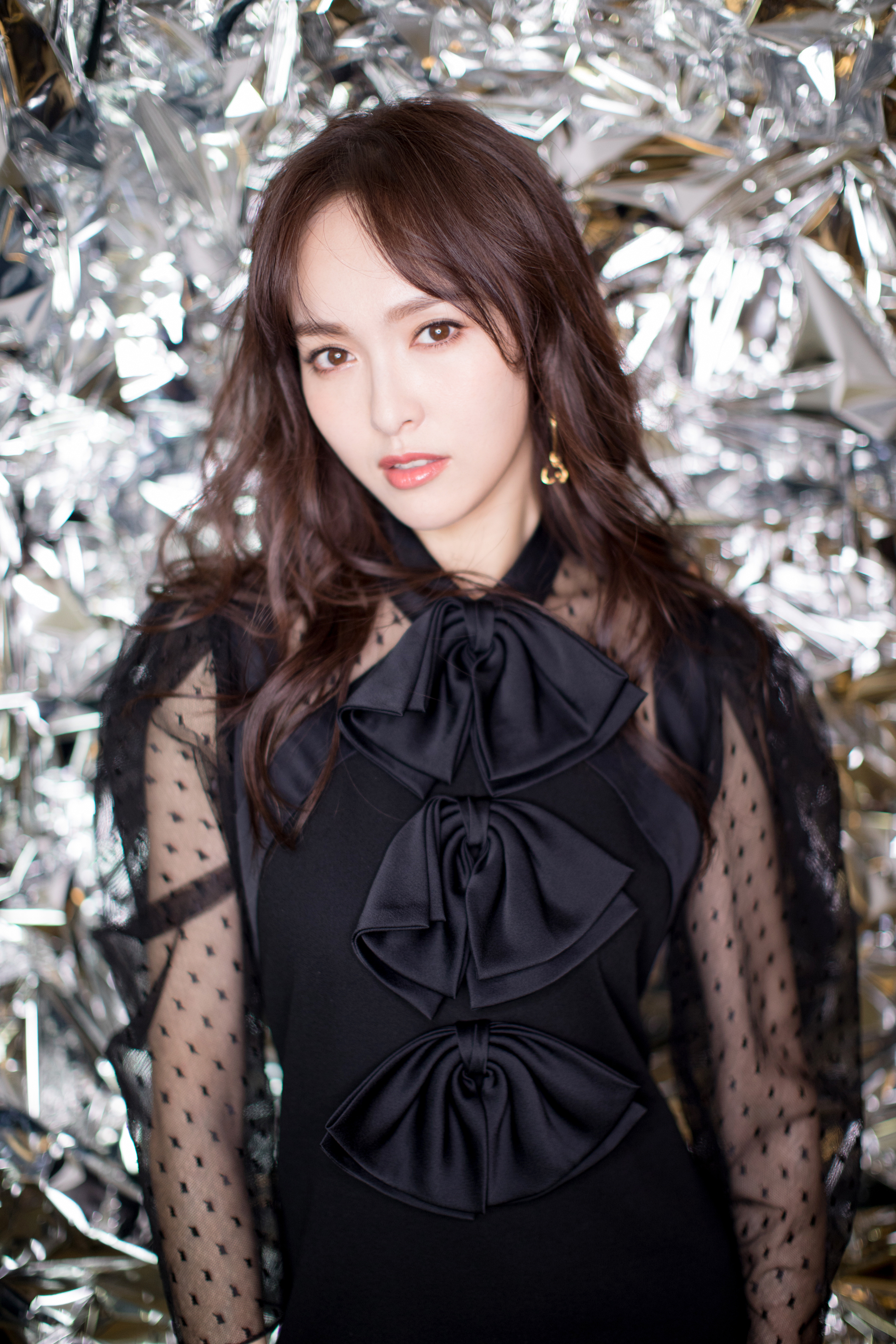 唐嫣蕾丝质感连衣短裙优雅妩媚 新剧《归去来》定档引人期待_凤凰网