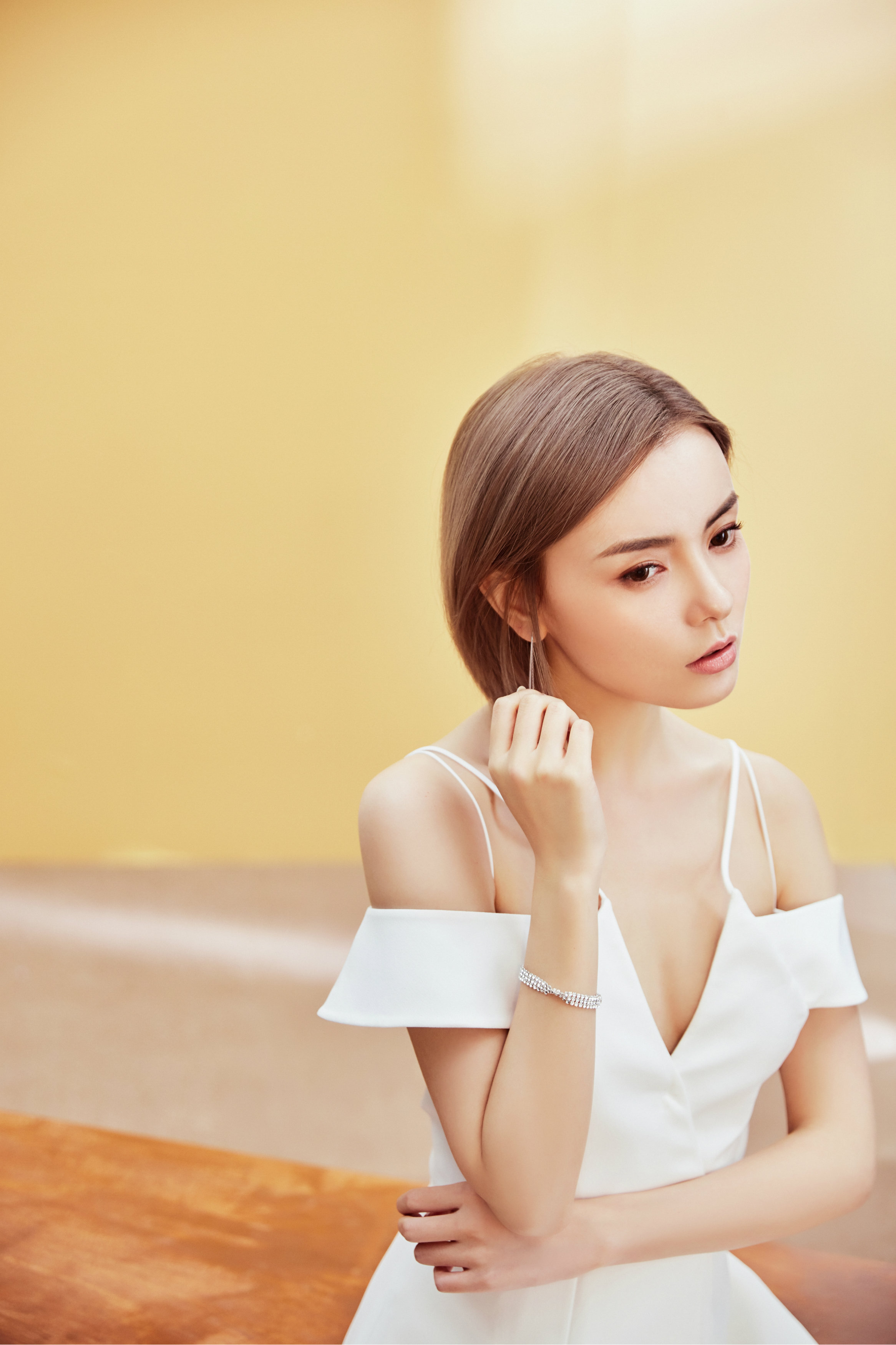 赵宇彤纯白写真曝光 简约性感气质优雅