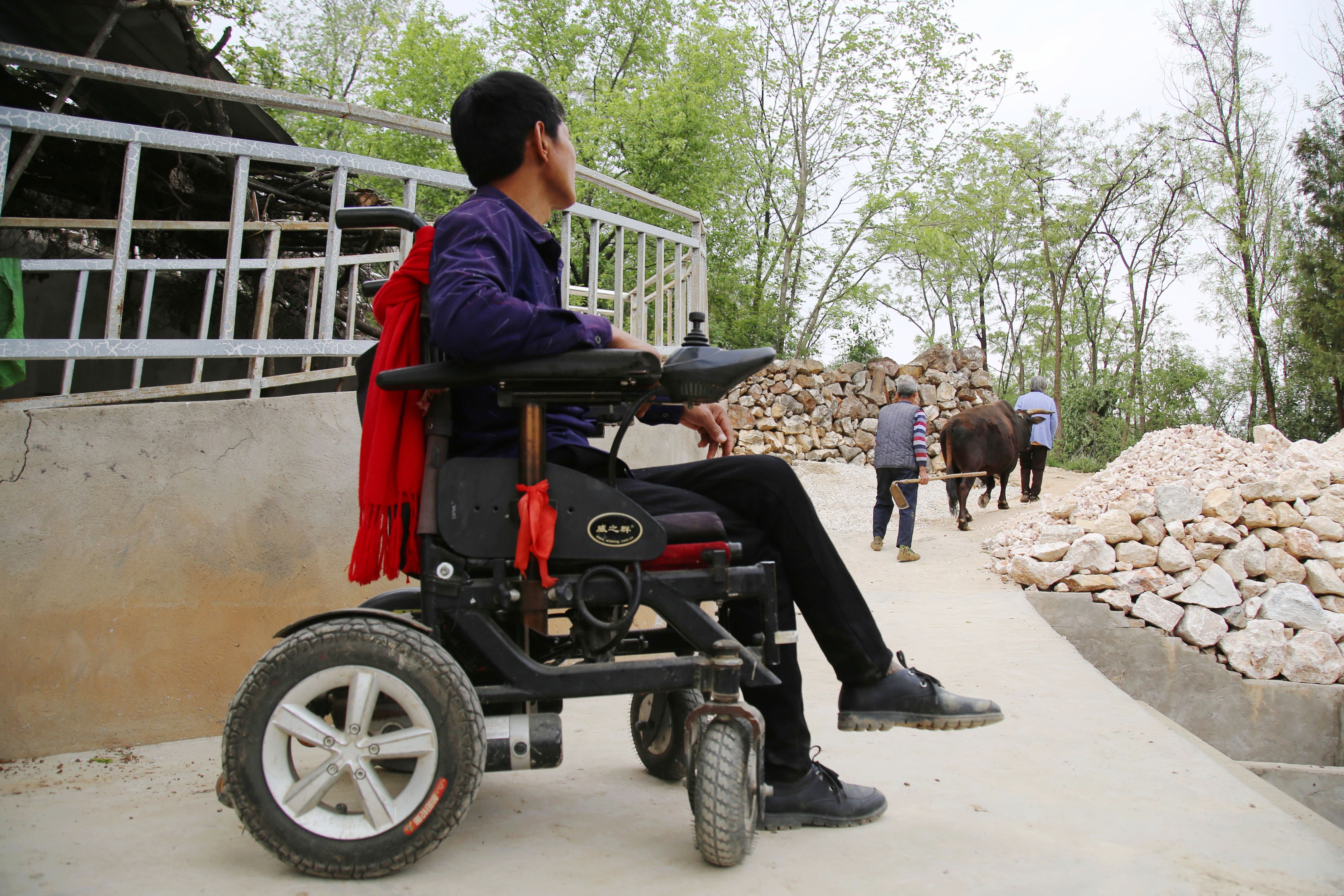 湖北郧阳:男子高位截瘫,自主设计"脱贫路, 坐着轮椅奔小康