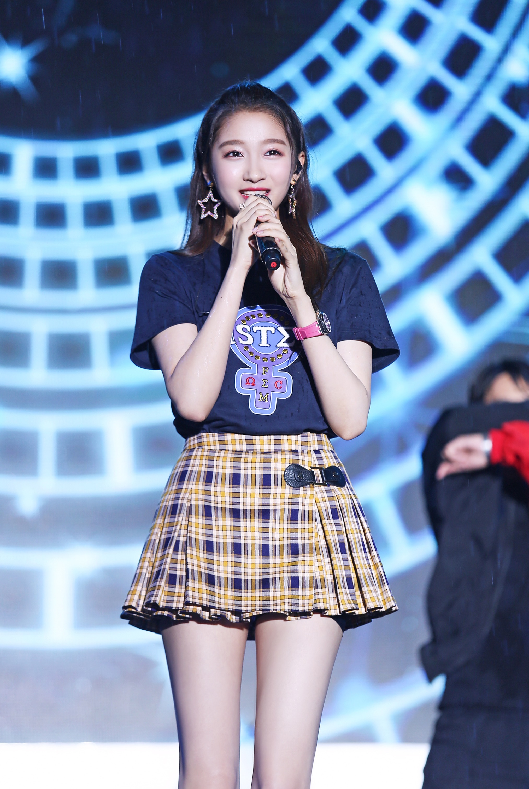 关晓彤现身音乐舞台 冒雨与粉丝互动_凤凰网娱乐_凤凰网