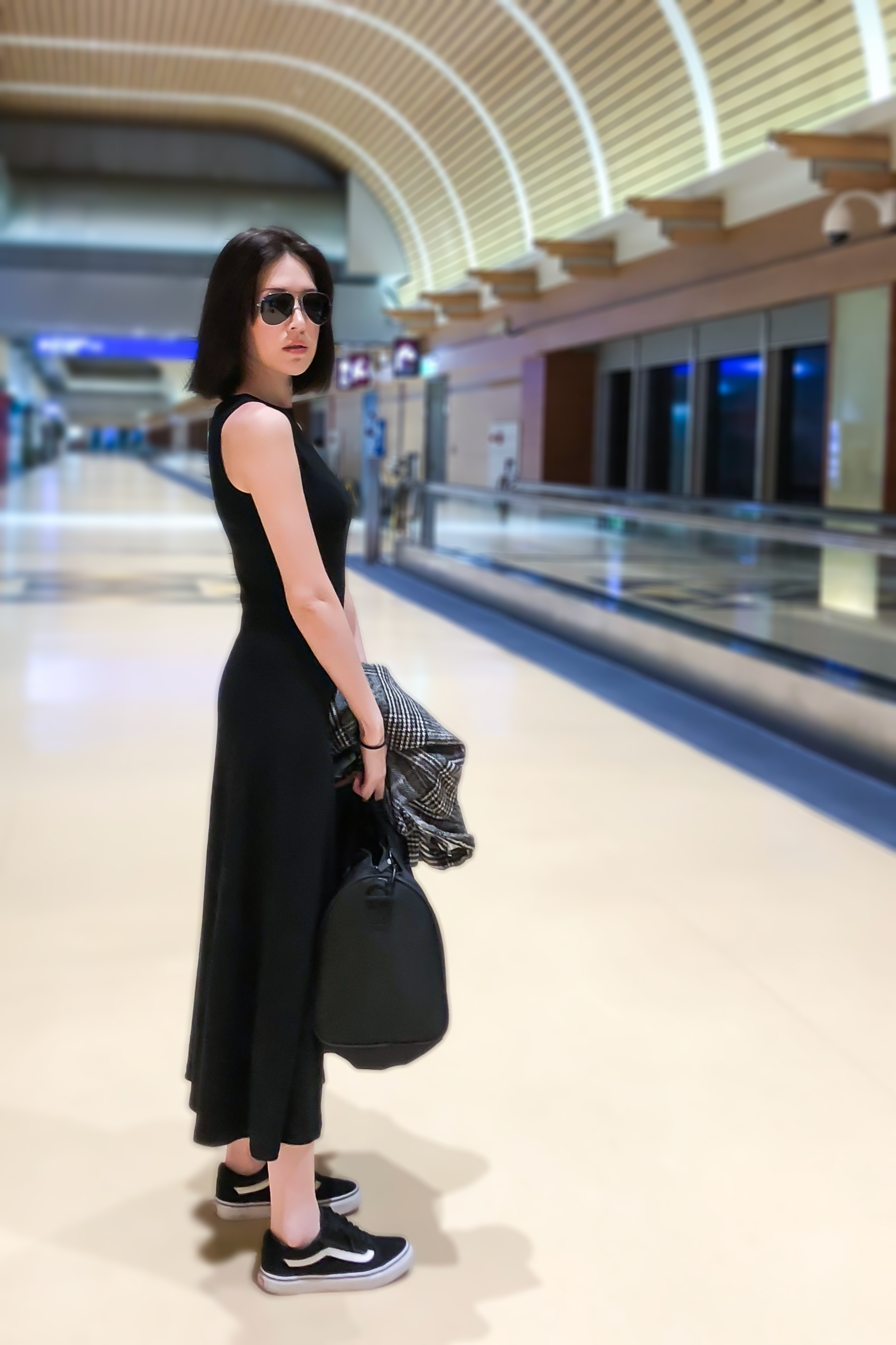 许玮甯启程香奈儿巴黎发布会 机场造型尽显简约时尚