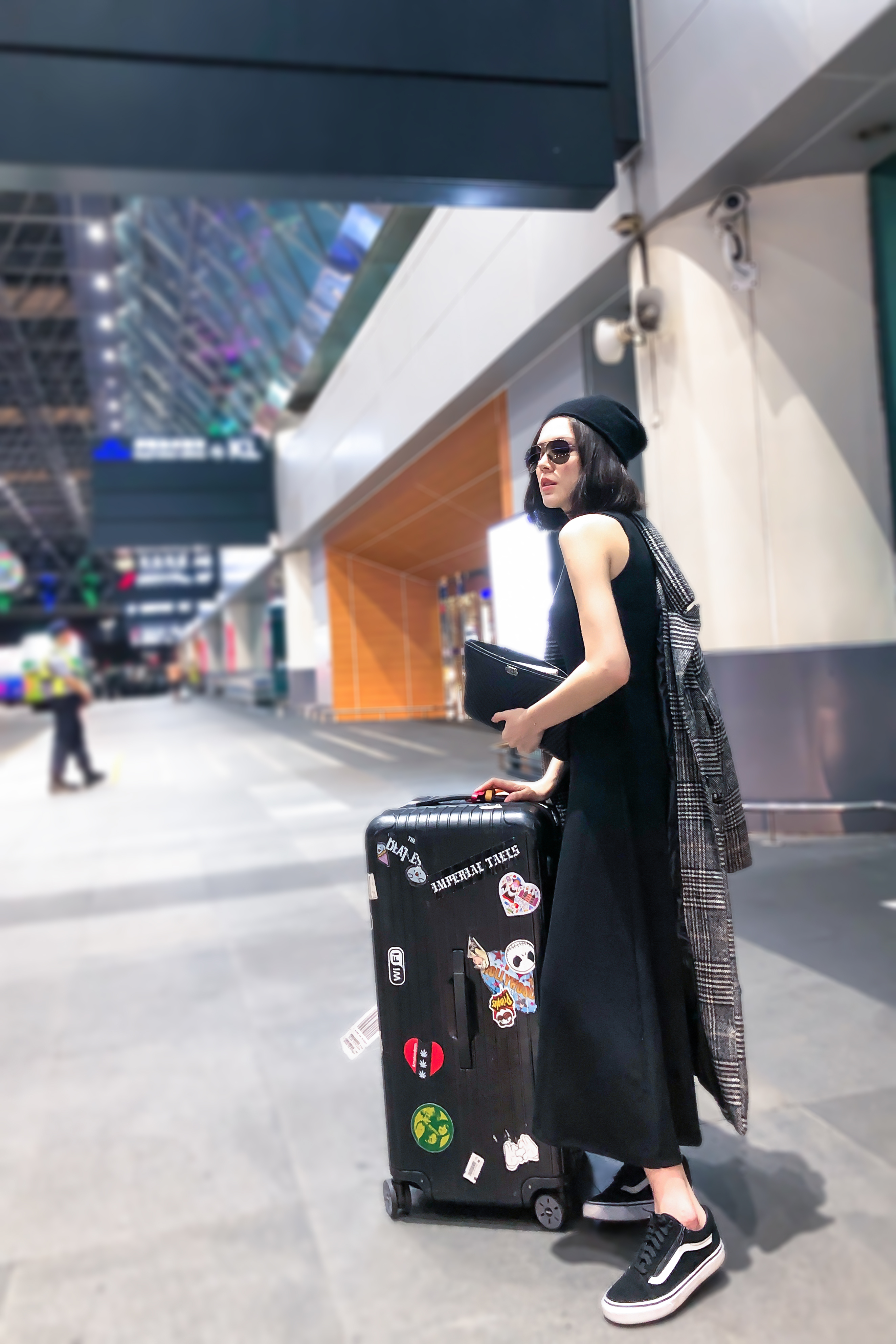 许玮甯启程香奈儿巴黎发布会 机场造型尽显简约时尚_凤凰网娱乐_凤凰