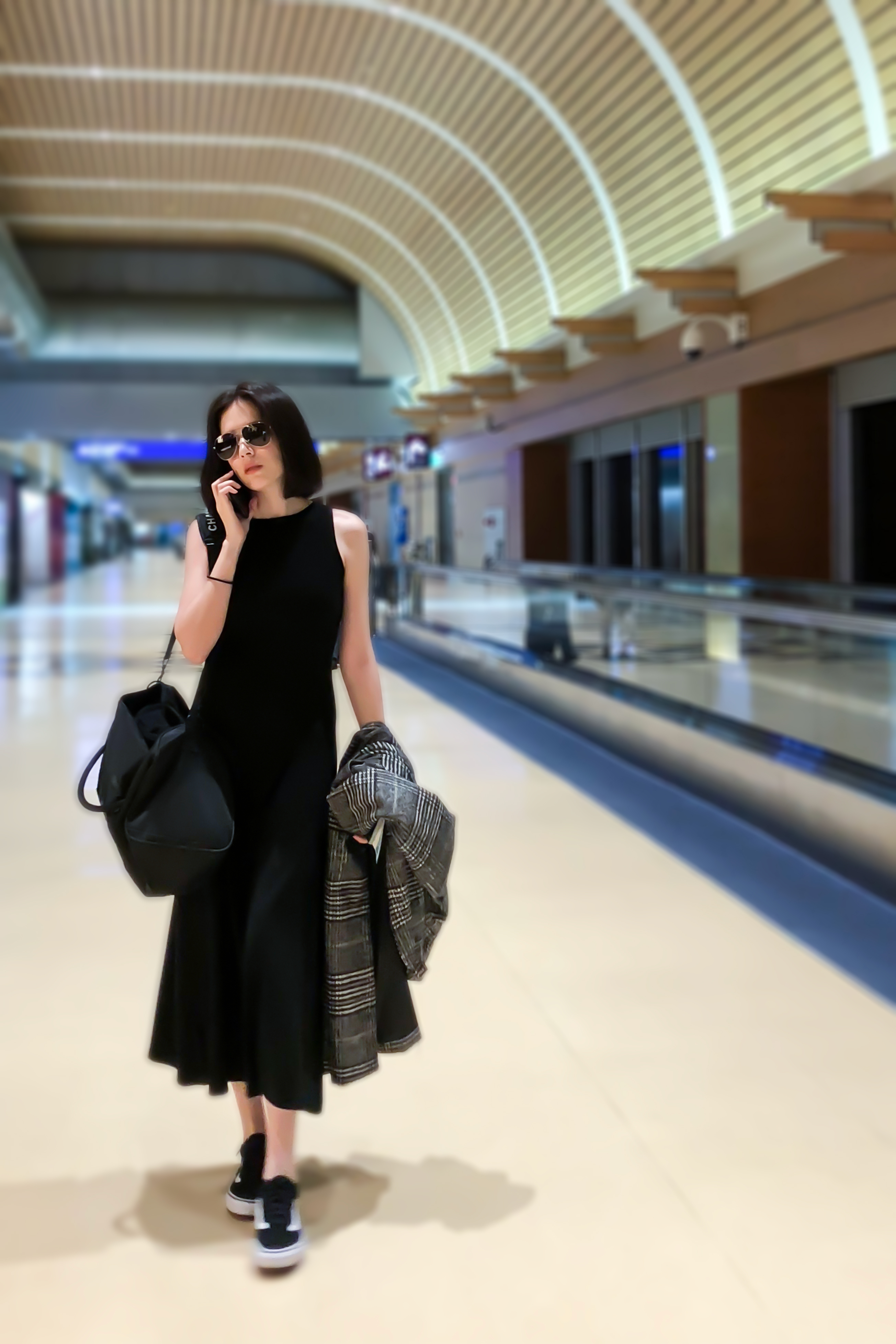 许玮甯启程香奈儿巴黎发布会 机场造型尽显简约时尚