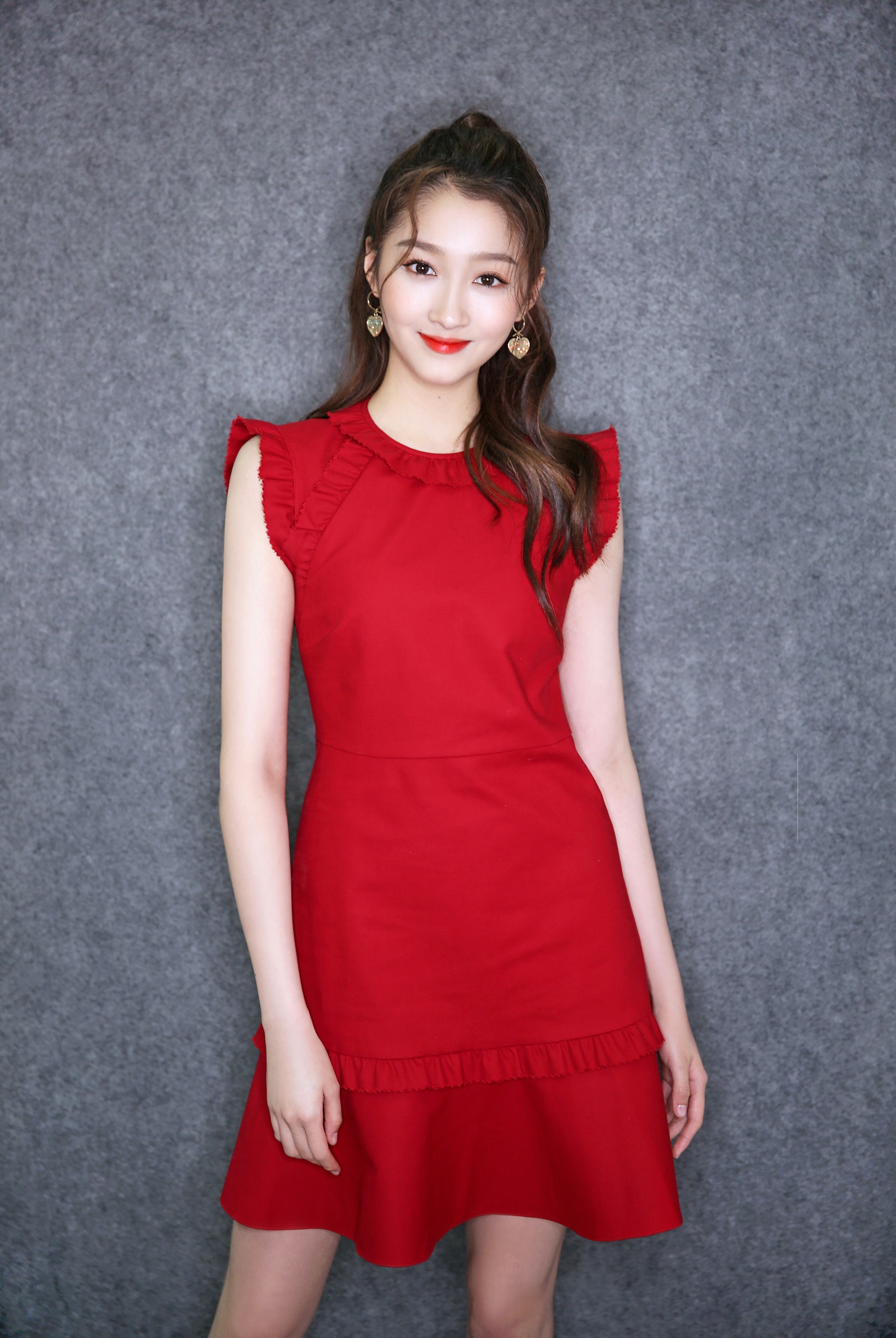 关晓彤红裙主持央视五四晚会身姿挺拔充满青春活力