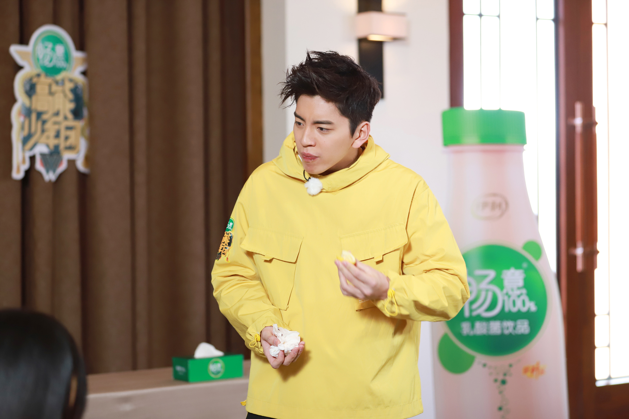 王大陆《高能少年团》险落悬崖 狂吃柠檬酸成表情包