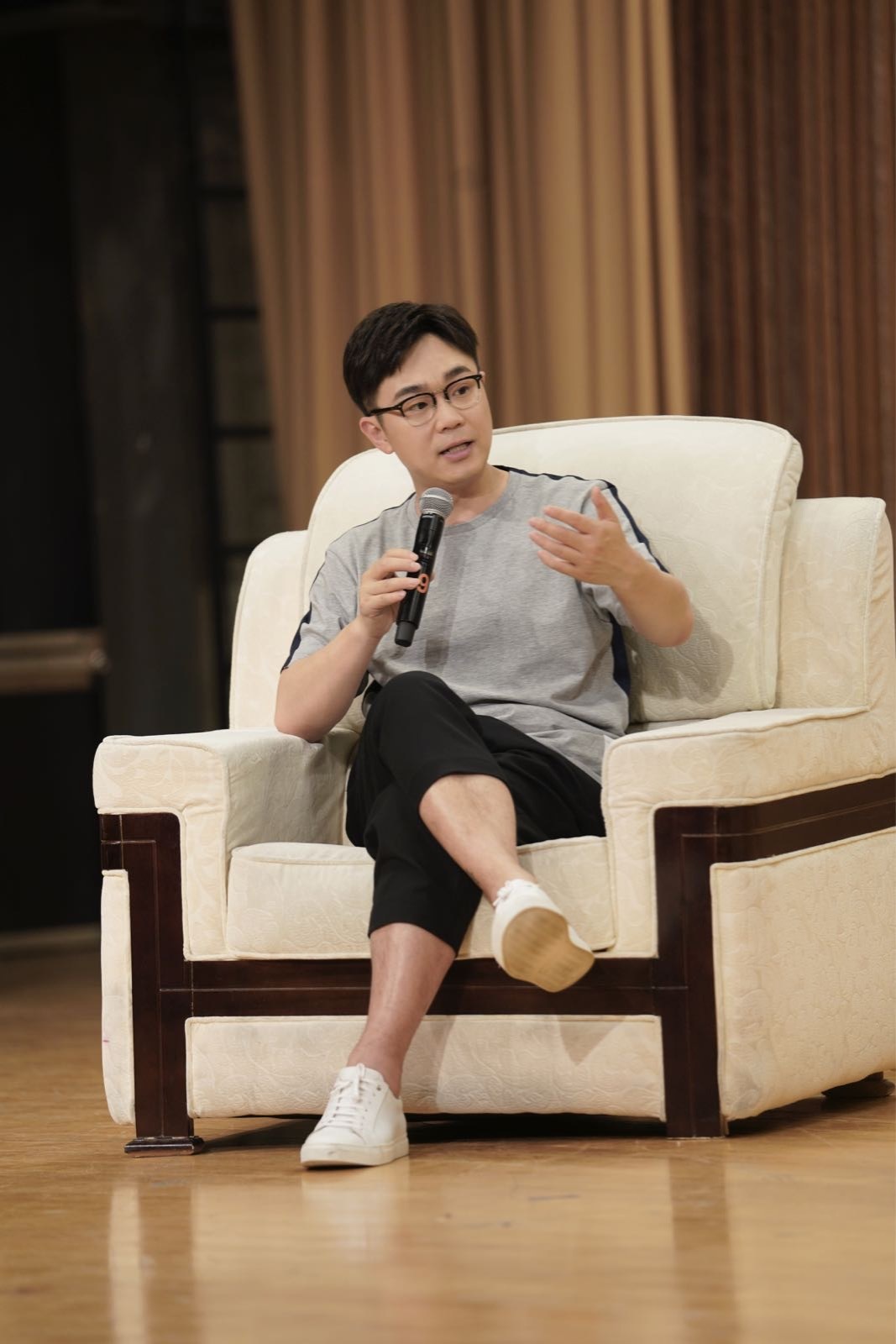 大鹏获北京大学生电影节最受欢迎男演员 真情流露感恩支持