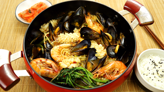 韩式辣炖海鲜汤多种海鲜和各种蔬菜一起炖一锅满足全家需要