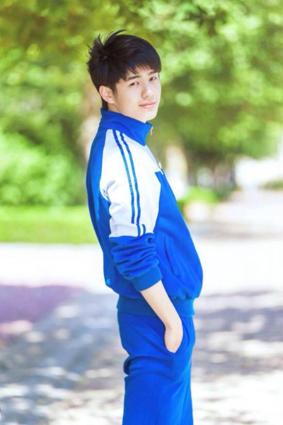 白敬亭:白敬亭具有温情脉脉的暖男气质,外表清秀温暖.