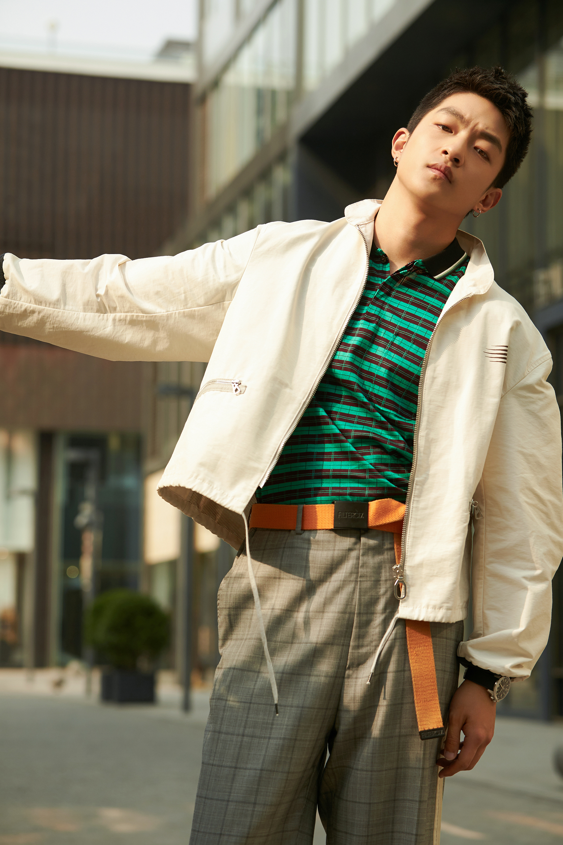 屈楚萧春日写真曝光网友大呼行走的大片制造机