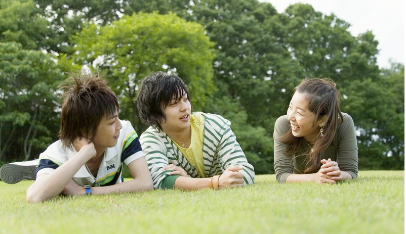 这些男男女女扎推趴路边几个小时 这是干嘛?