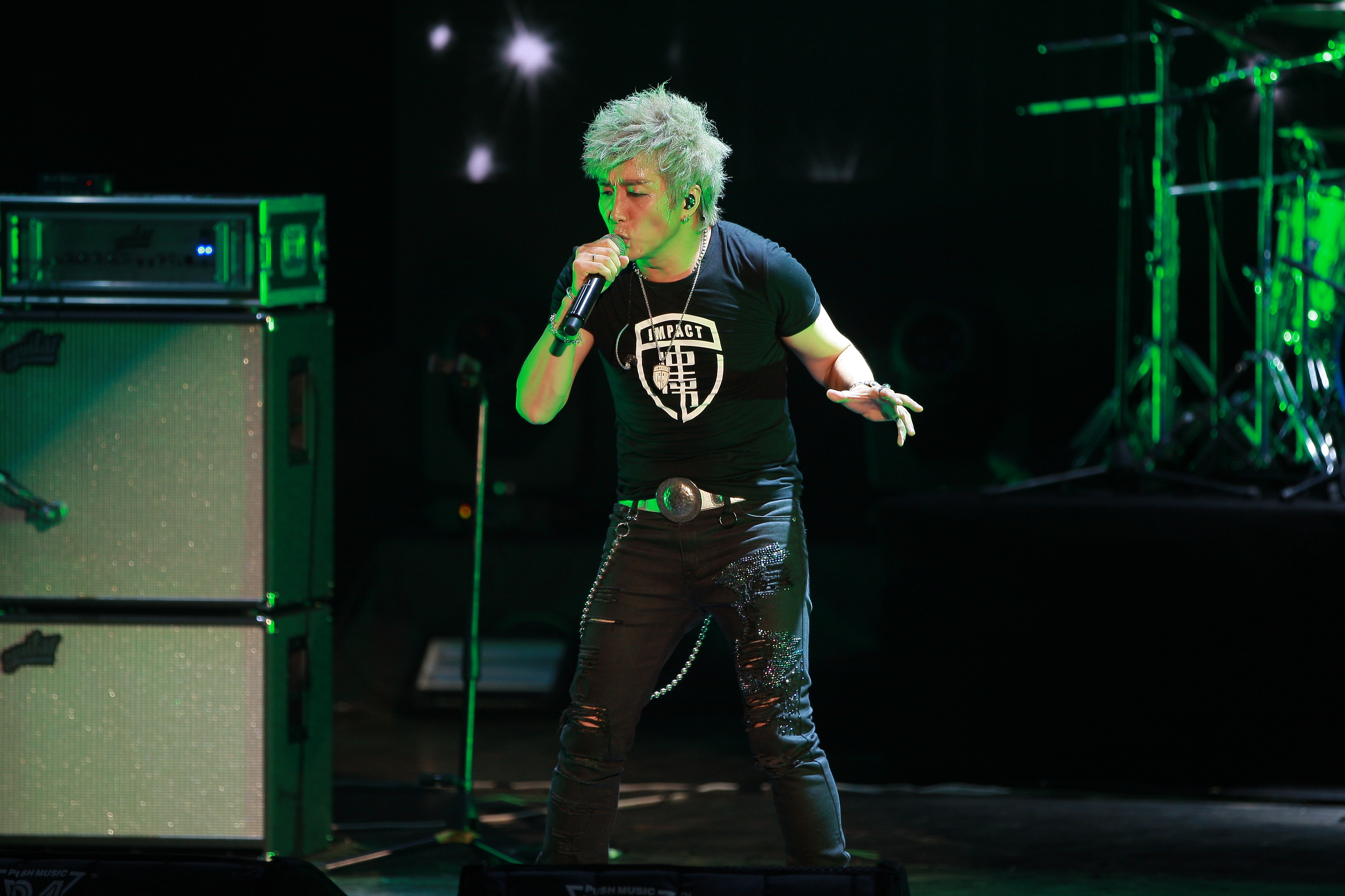 刘冲《擦干你的泪水》:一个属于摇滚乐的男人