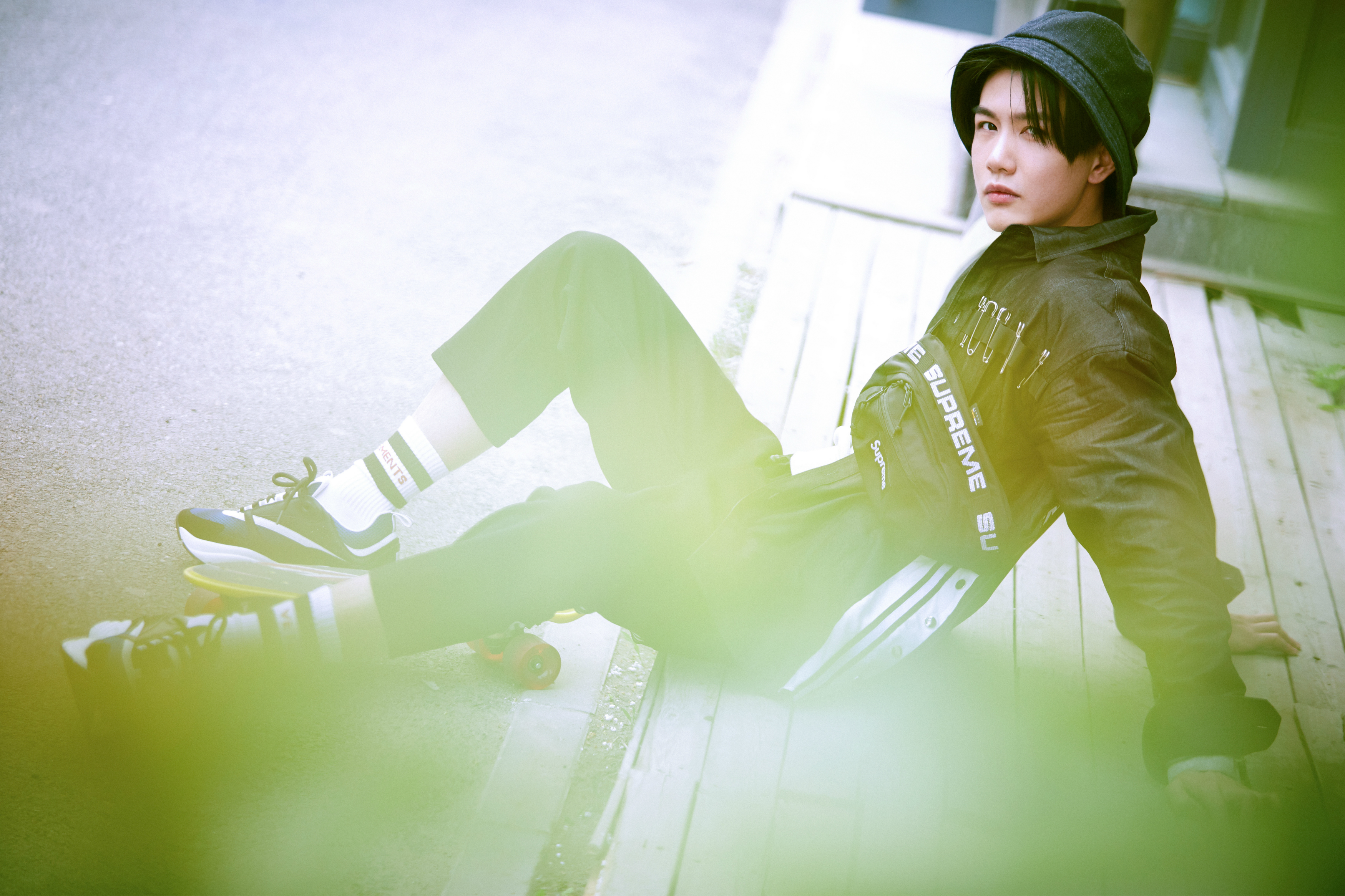 李昕哲街头写真悠闲随性 少年感十足