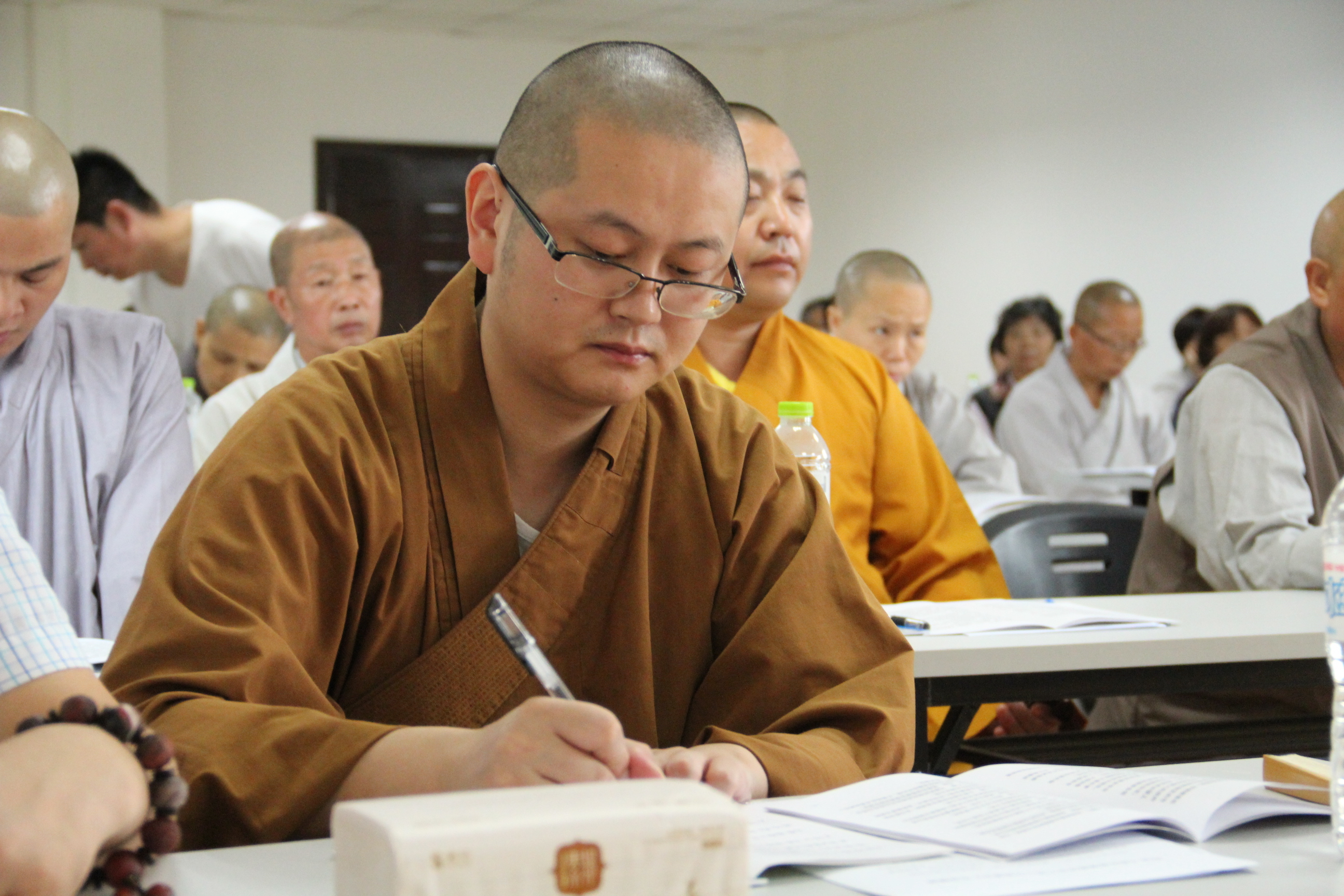 培训班居士学员正在学习新《条例》 摄影:宗贤法师参加培训学员都来自