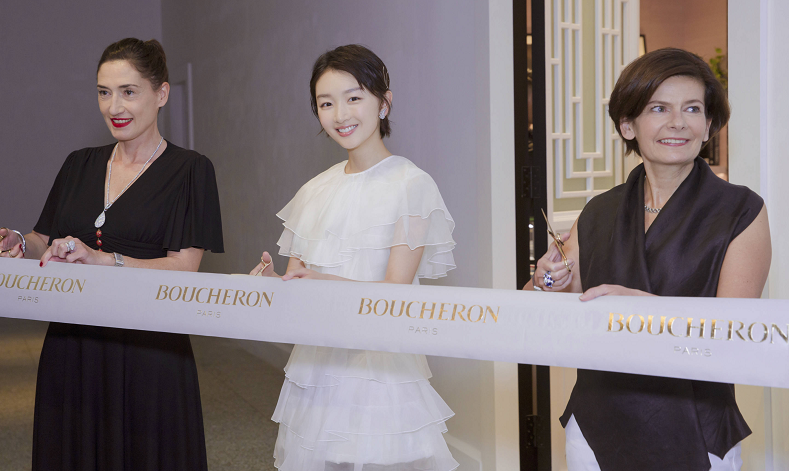 周冬雨亮相北京杜莎夫人蜡像馆与自己的蜡像合影像孪生姐妹