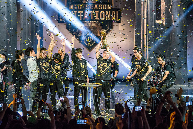 67 uzi捧杯的照片刷满朋友圈,多条与rng有关的话题登上微博热搜