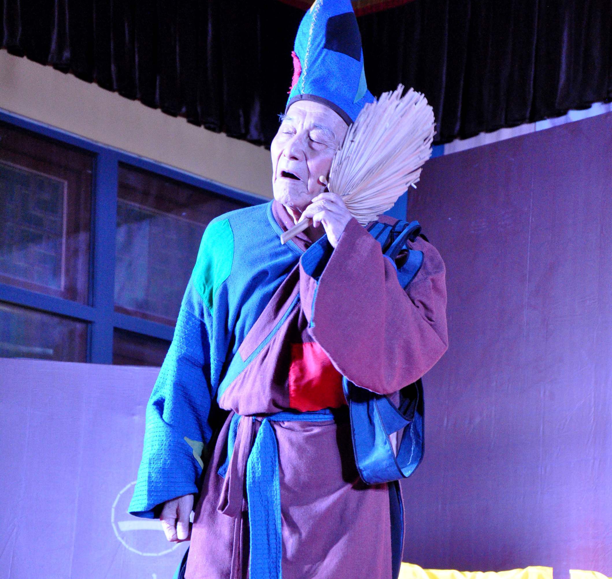 "济公活佛"游本昌,领衔主演话剧《济公办学》登台邢台开元寺