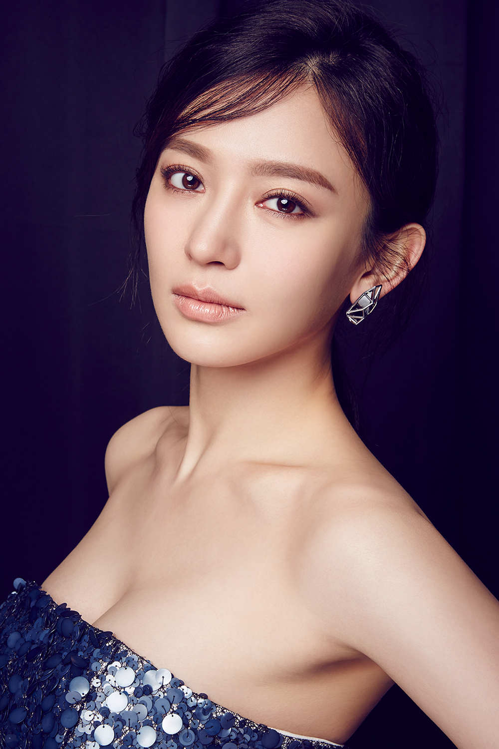 施诗大展锁骨杀 气质与妩媚并存_凤凰网娱乐_凤凰网