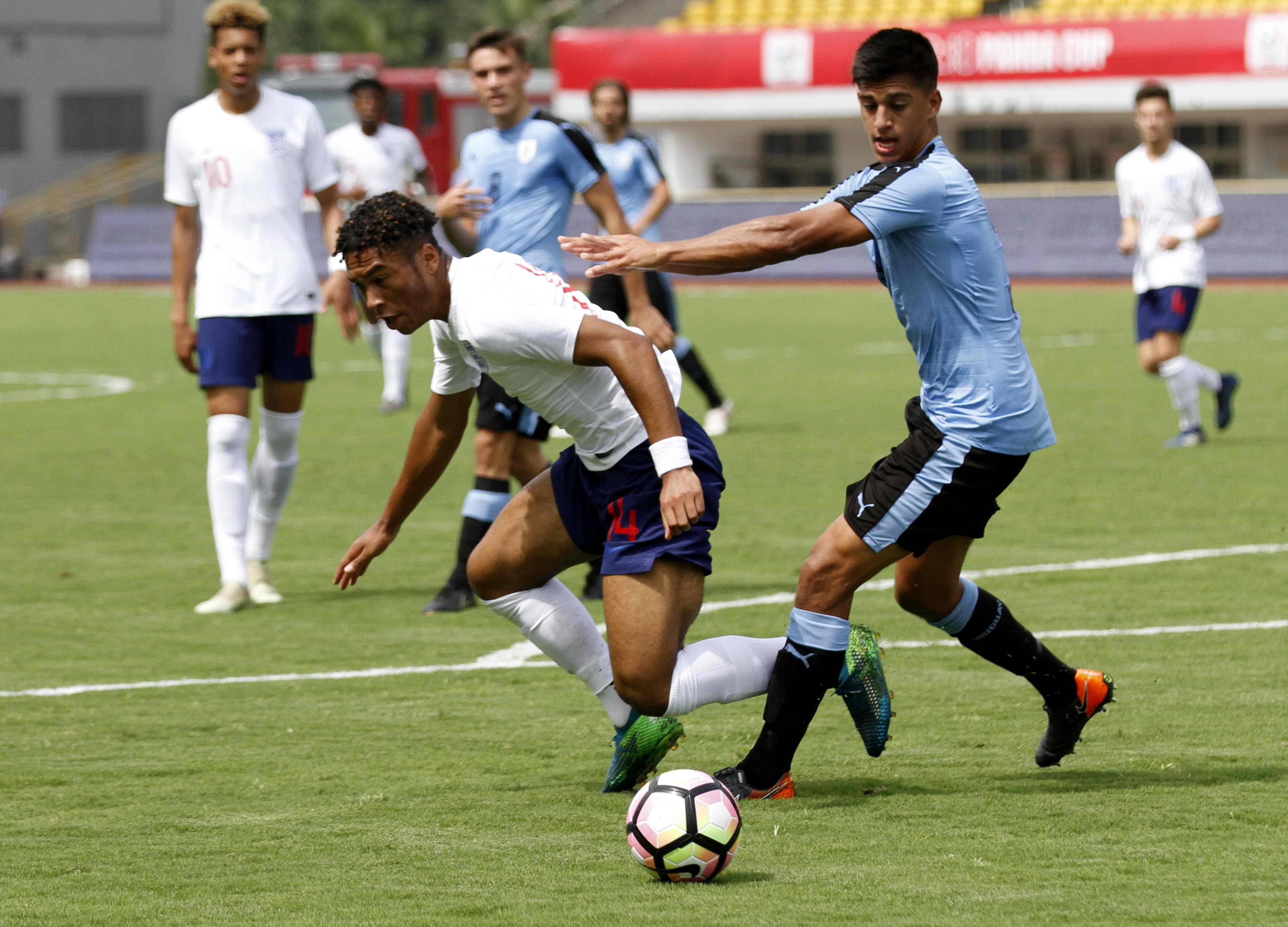 2018年"熊猫杯"国际青年足球锦标赛首场英格兰2比2平乌拉圭