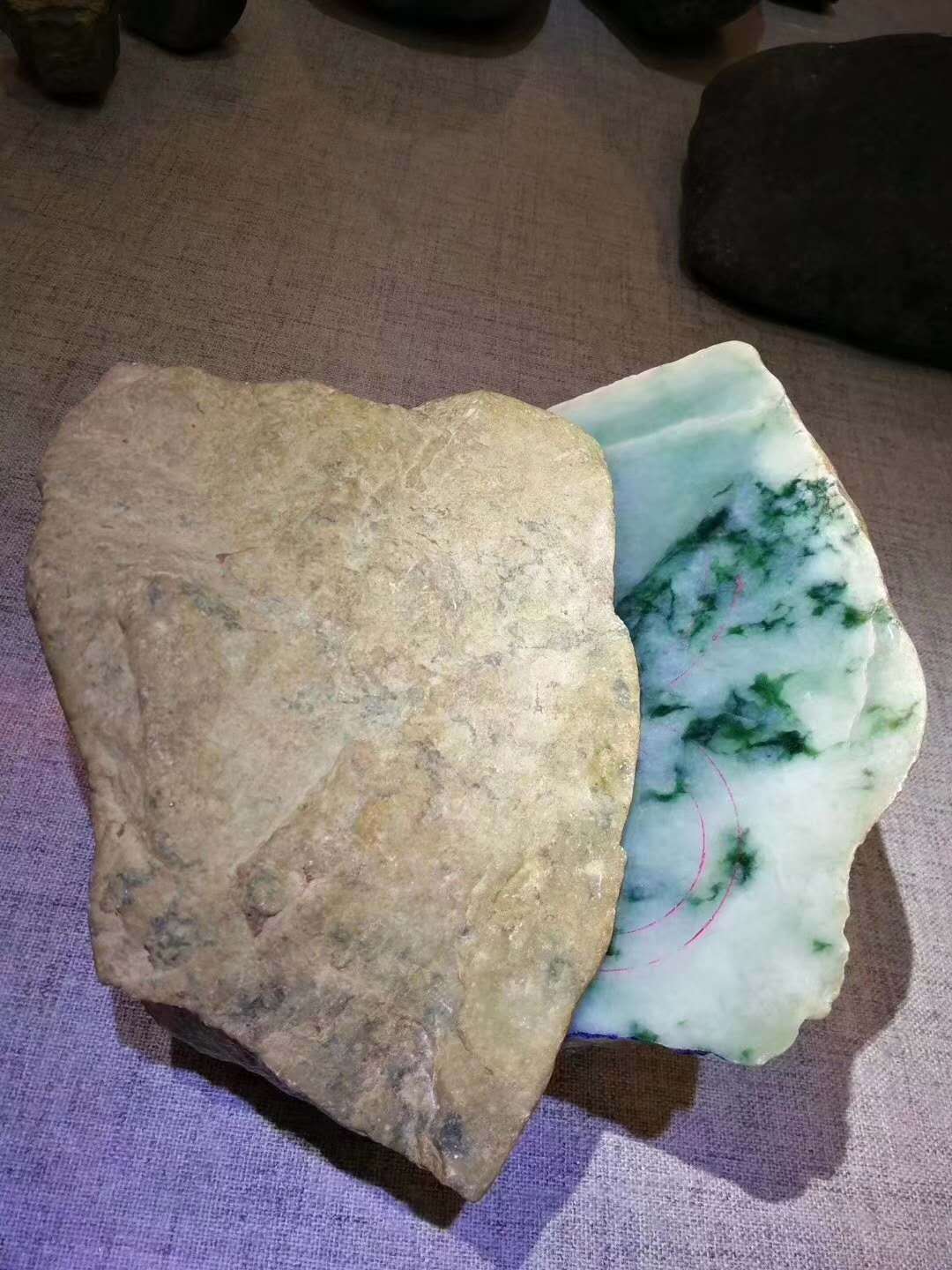 鼎鼎大名的木那场口翡翠原石,一刀下去切出飘花的切片,厉害了我的哥!