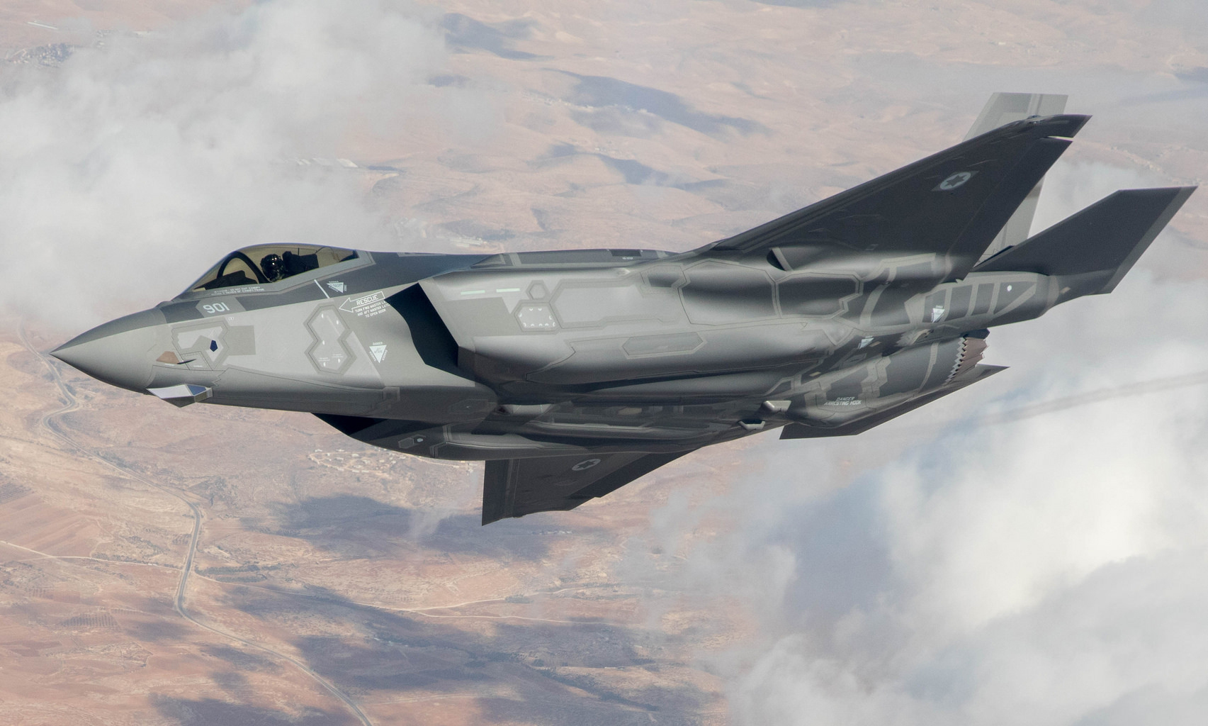 F-35首次实战，面对100枚防空导弹毫发无损？_手机凤凰网