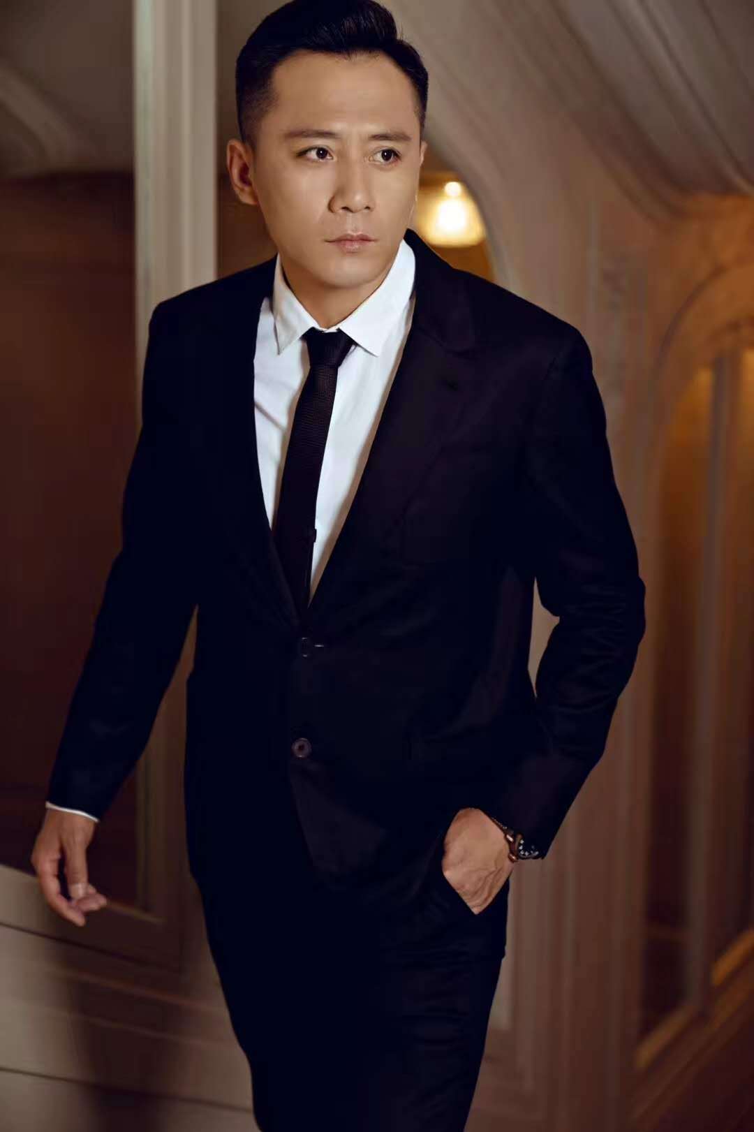 巴黎写真帅气迷人 刘烨称最爱苏菲·玛索