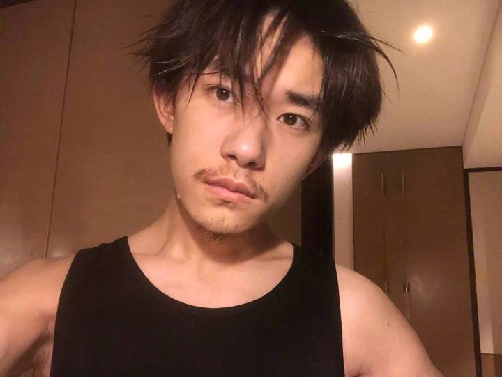 易烊千玺深夜晒蓄须自拍照,网友炸锅了