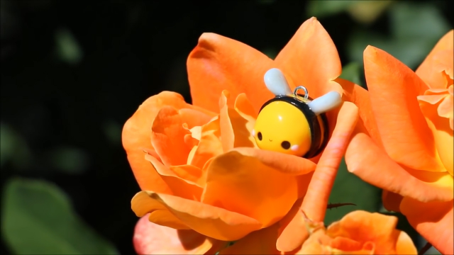 超轻粘土制作一只勤劳的小蜜蜂放在花丛中采花蜜