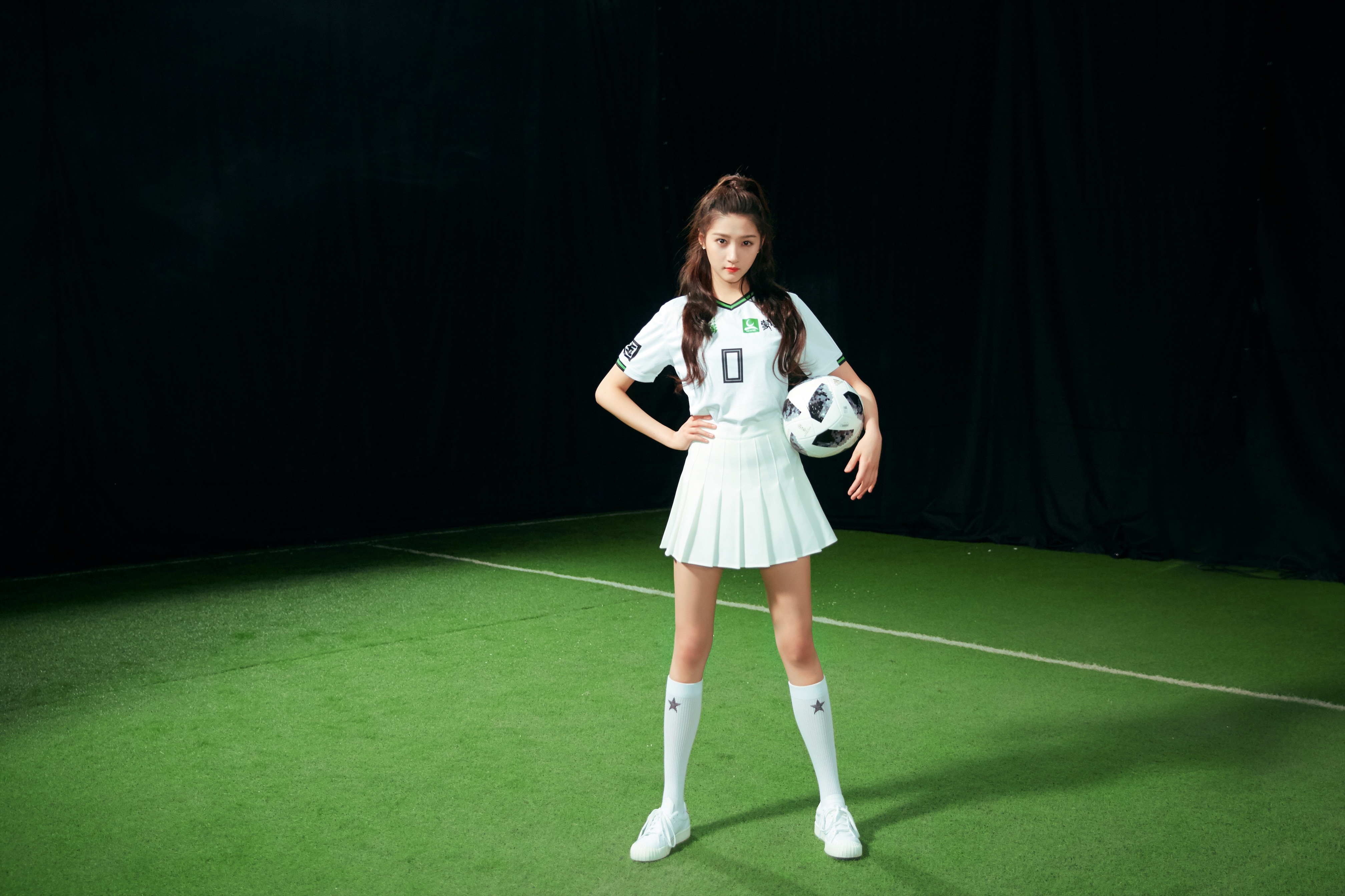 美少女队长关晓彤助梦少年球员 穿百褶裙漫画腿细长