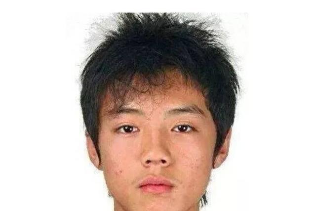 更重要的是鹿晗在青春期也饱受痘痘的折磨,但是现在皮肤却那么光滑