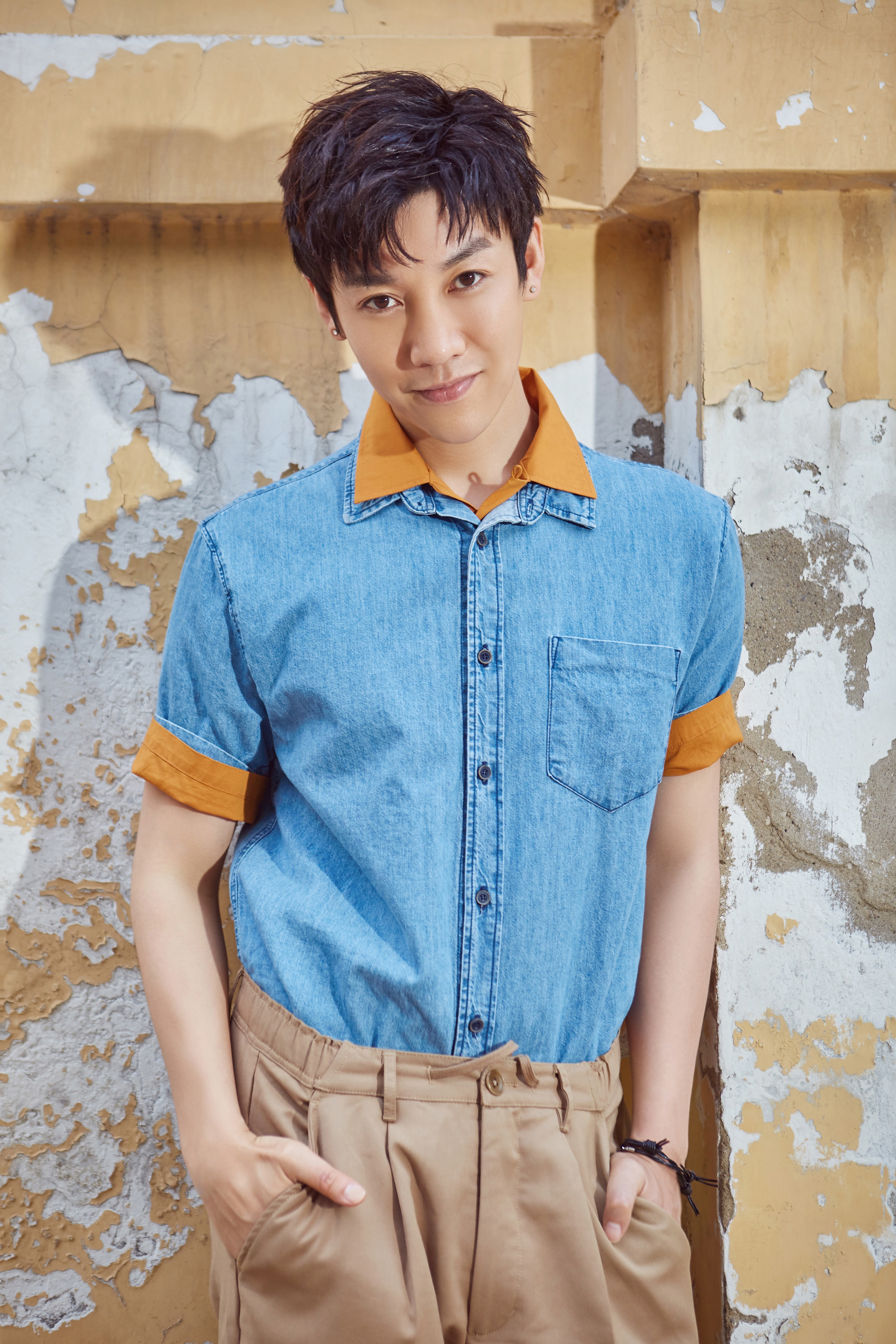 王野惊喜曝光一组街拍 校园风清爽开撩_凤凰网娱乐_凤凰网