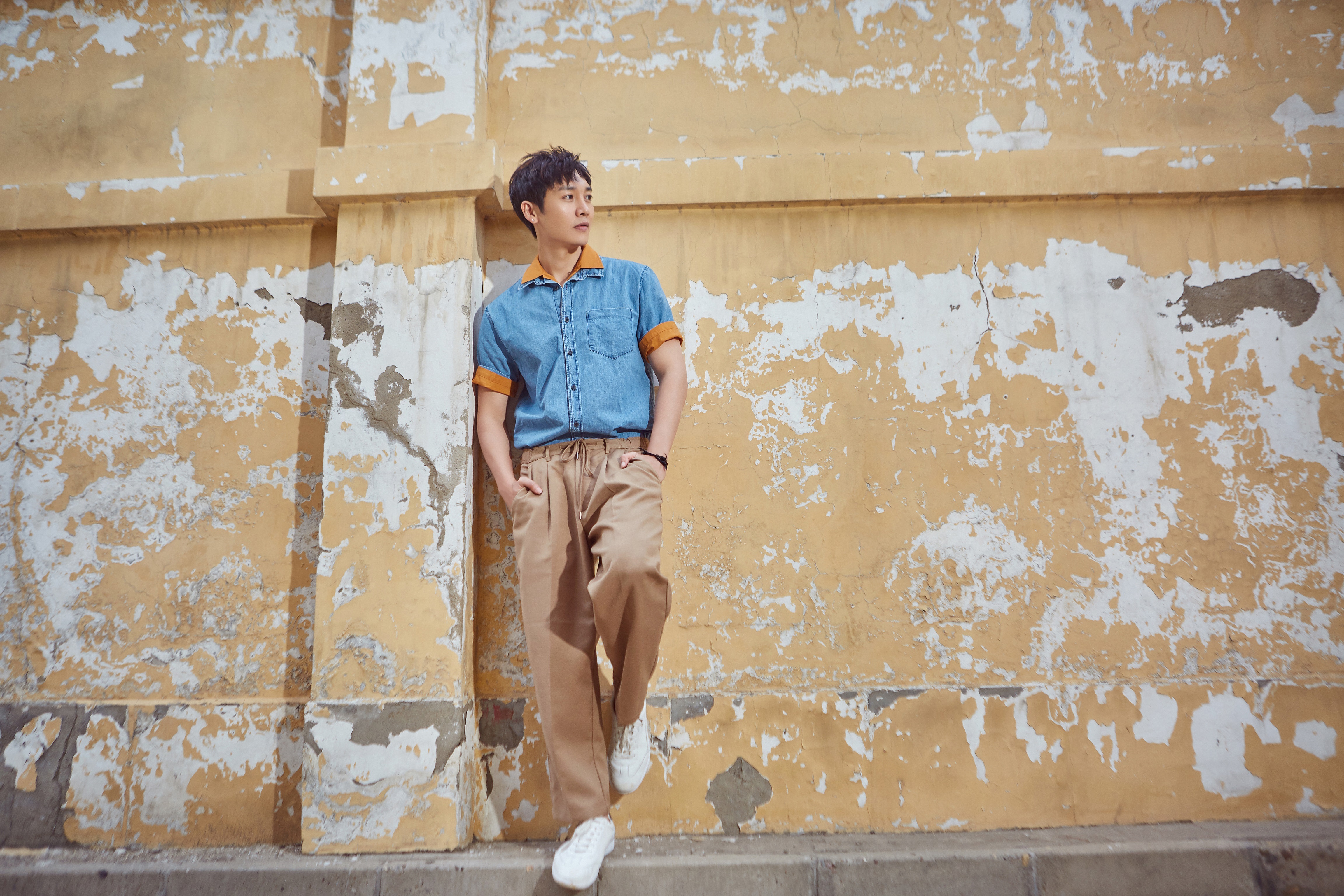 王野惊喜曝光一组街拍 校园风清爽开撩_凤凰网娱乐_凤凰网