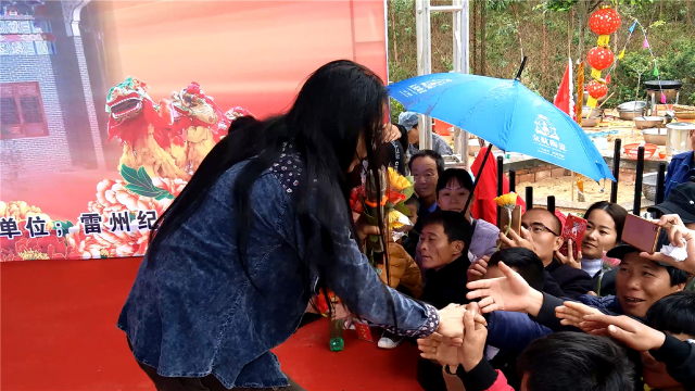 拾荒歌手符凡迪唱家乡雷州歌谈到湛江高铁很兴奋