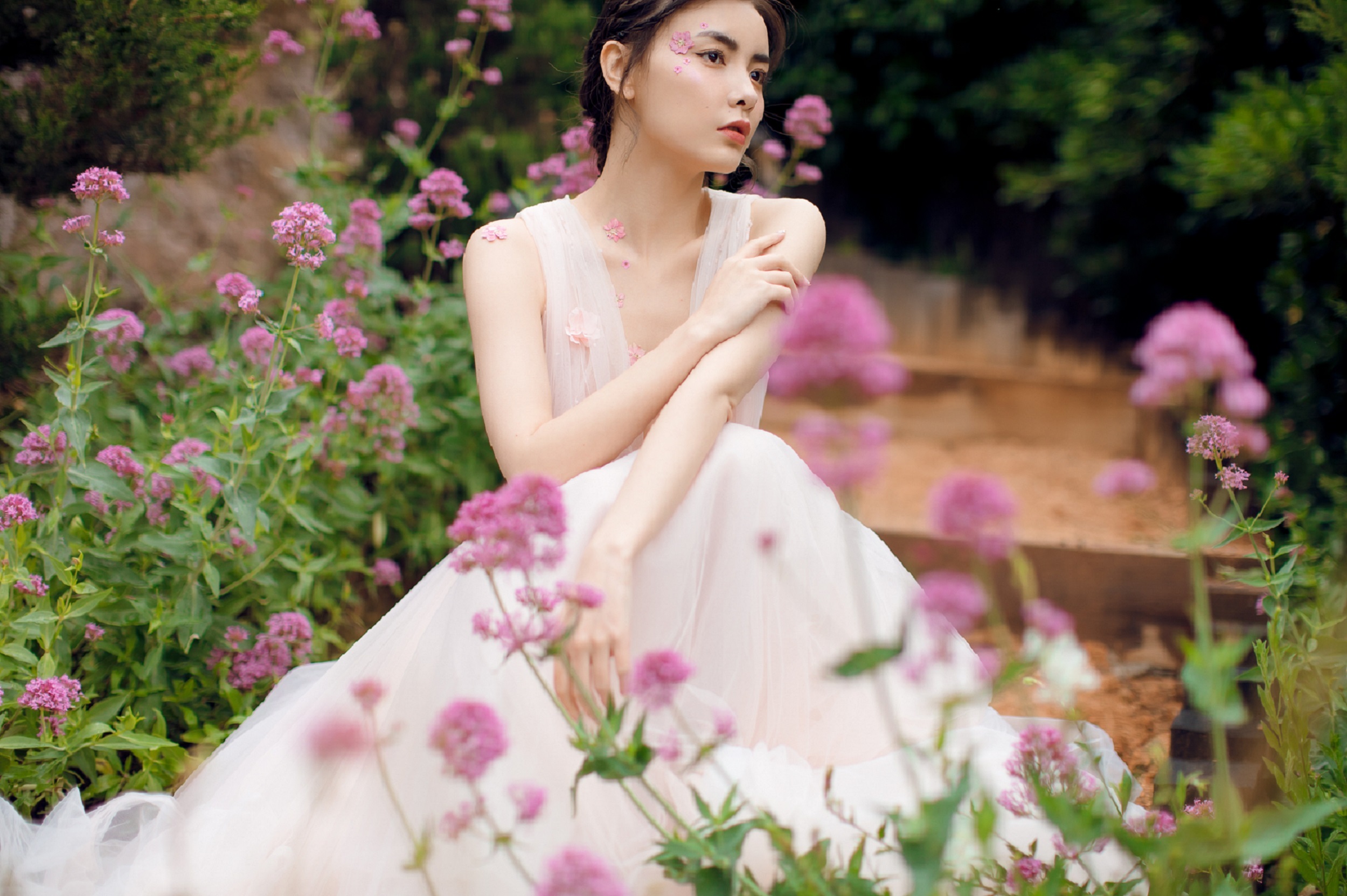 赵宇彤最新繁花写真 浪漫唯美宛若仙子_凤凰网娱乐_凤凰网