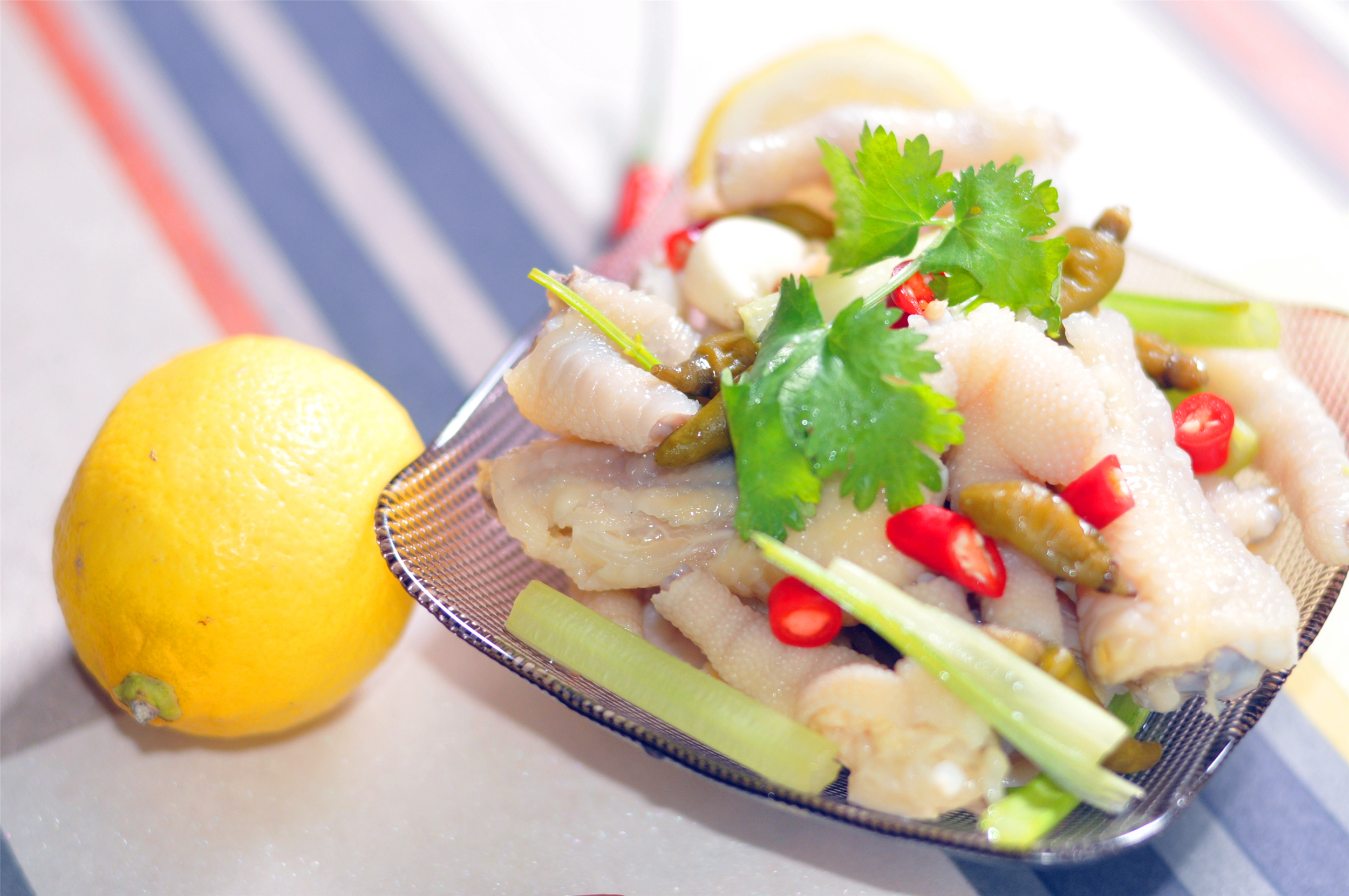 美味的柠檬泡椒鸡爪就做好了,健康美味,快快收藏起来,做给家人吧,如果