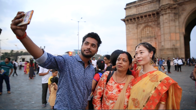 中国游客在印度孟买穿纱丽当地民众争相合影
