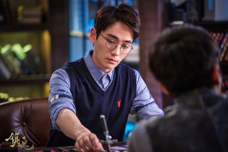 朱一龙新剧《镇魂》今日开播 一人分饰三角360度还原