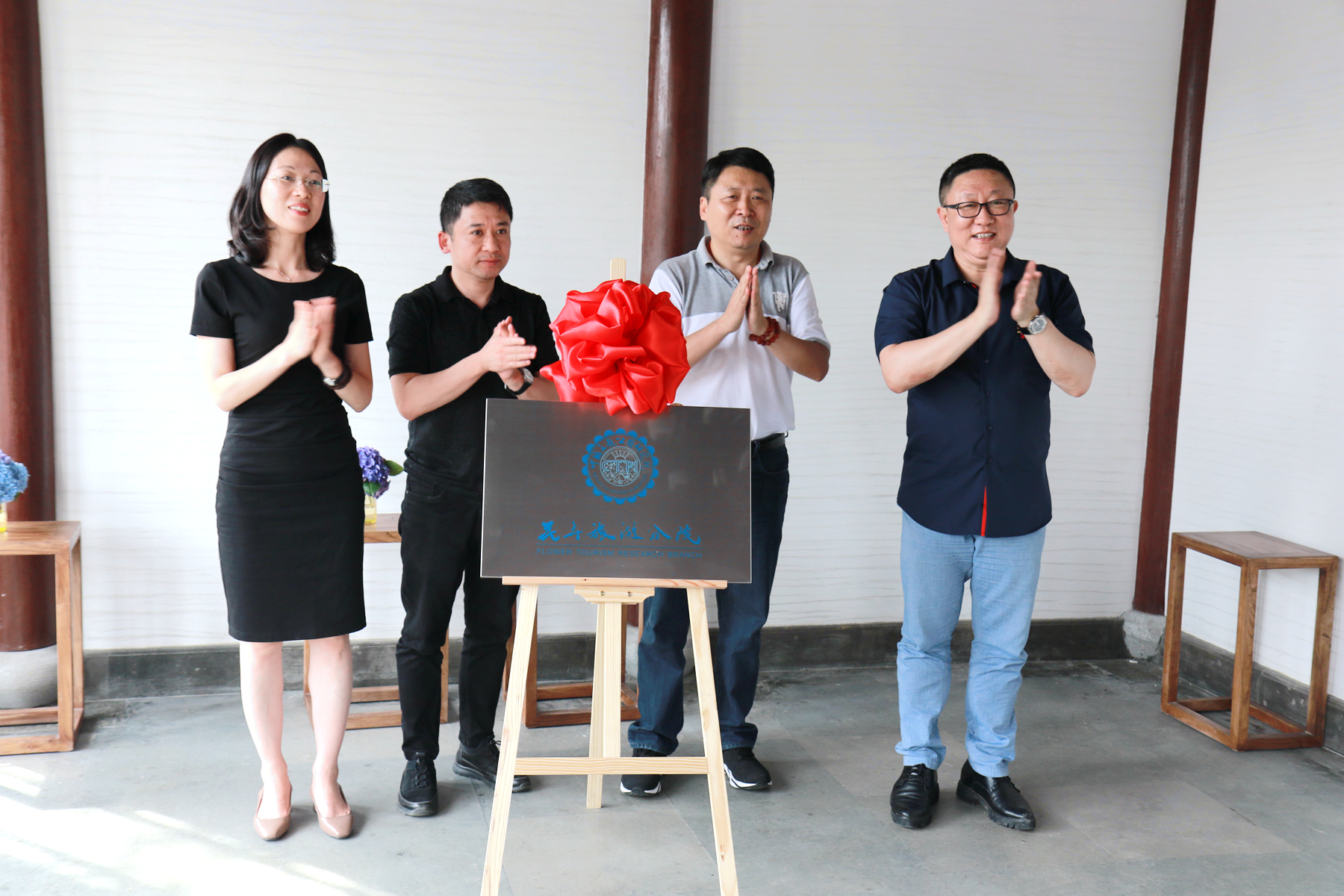 仪式上,由林焕杰院长,中国花卉报报社副社长李颢先生,郭柏峰董事长,成