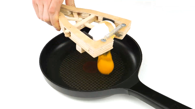 科学小实验:自制的打蛋器,蛋液不粘手不浪费,孩子们都抢着用