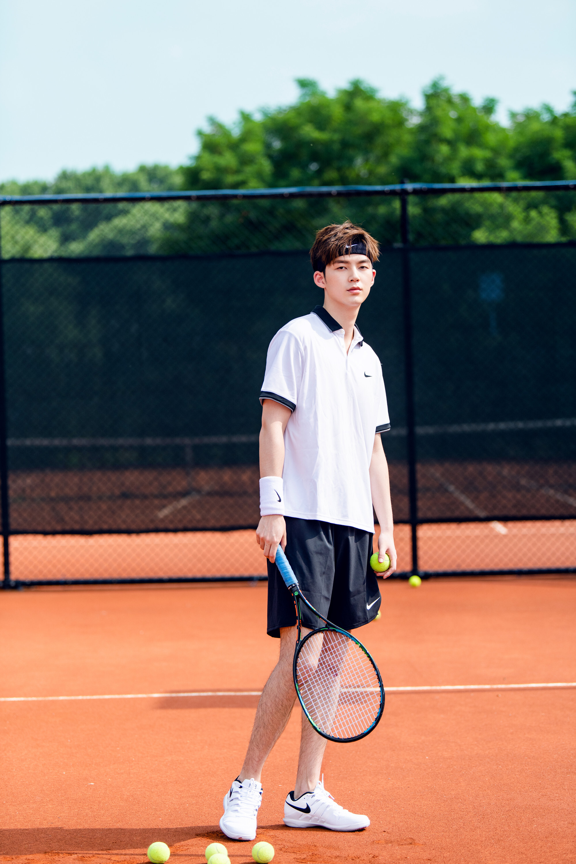 董力化身网球少年 青春洋溢活力无限