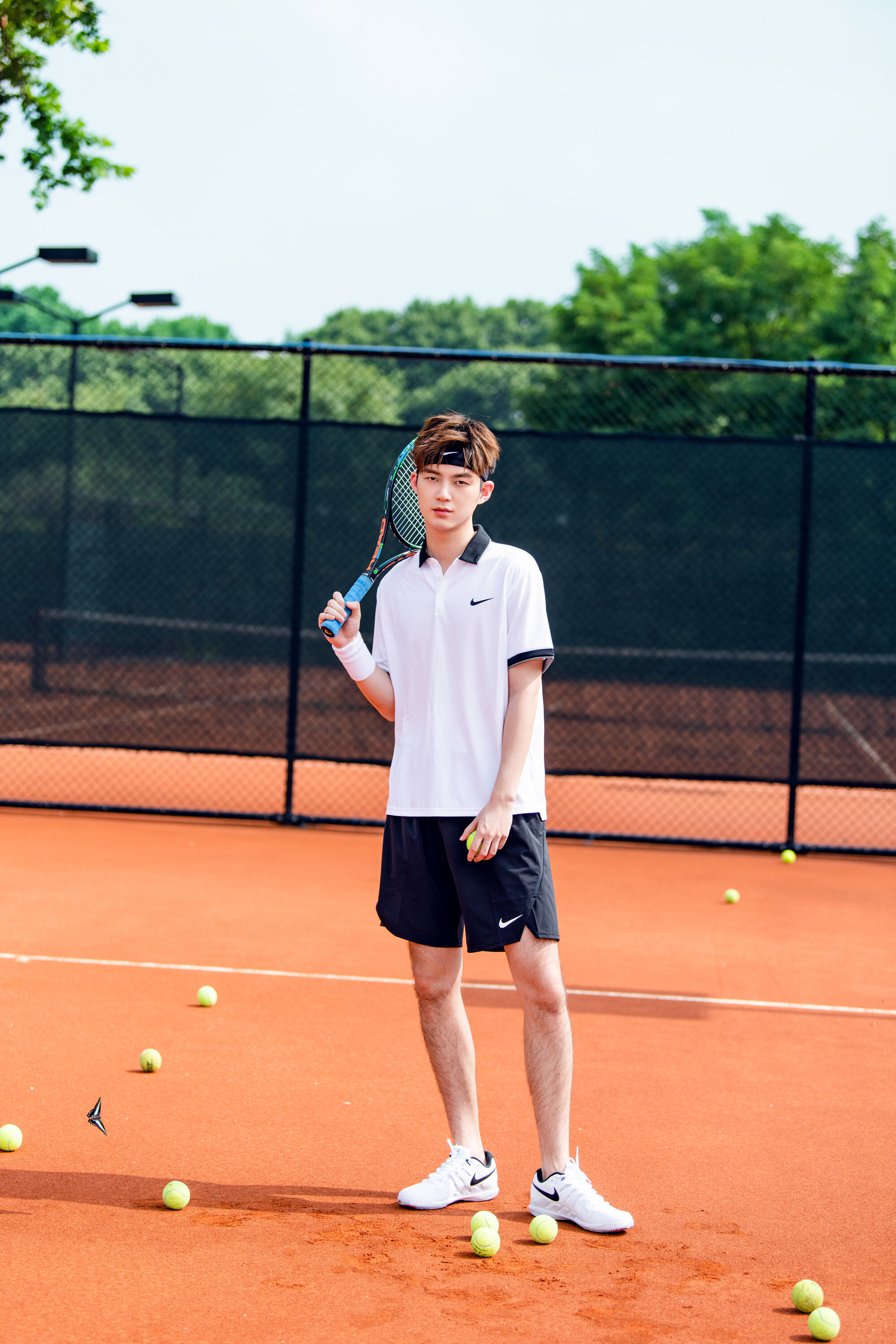 董力化身网球少年 青春洋溢活力无限