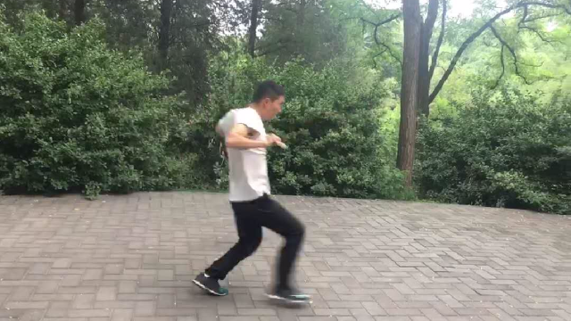 薛金银在练习张氏形意鞭杆倒把卧鱼+翻身盖把+左挑右戳动作_凤凰网视频_凤凰网