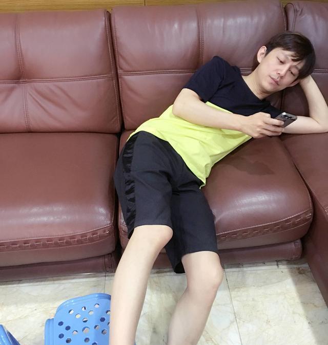 何炅老师,您这个,这个半躺沙发的姿势也是没谁了