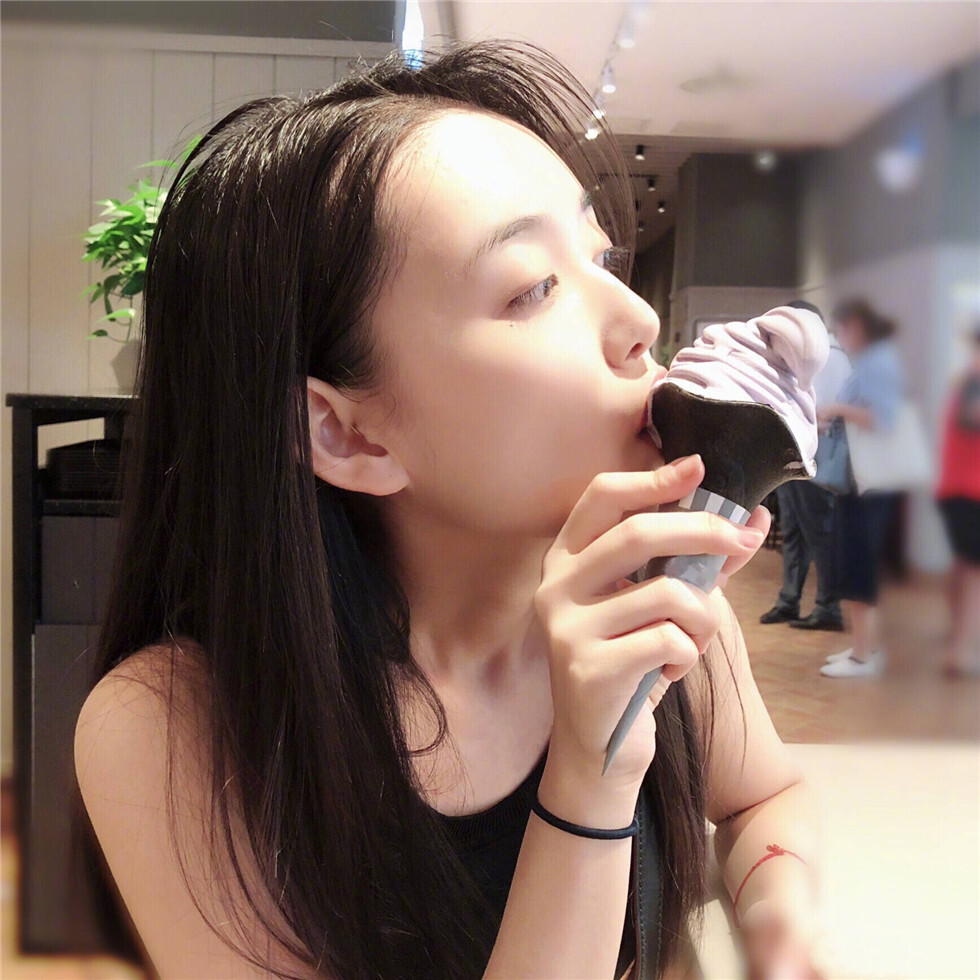 蒋依依晒自拍化身撩粉狂魔 清新侧颜秒变睫毛精